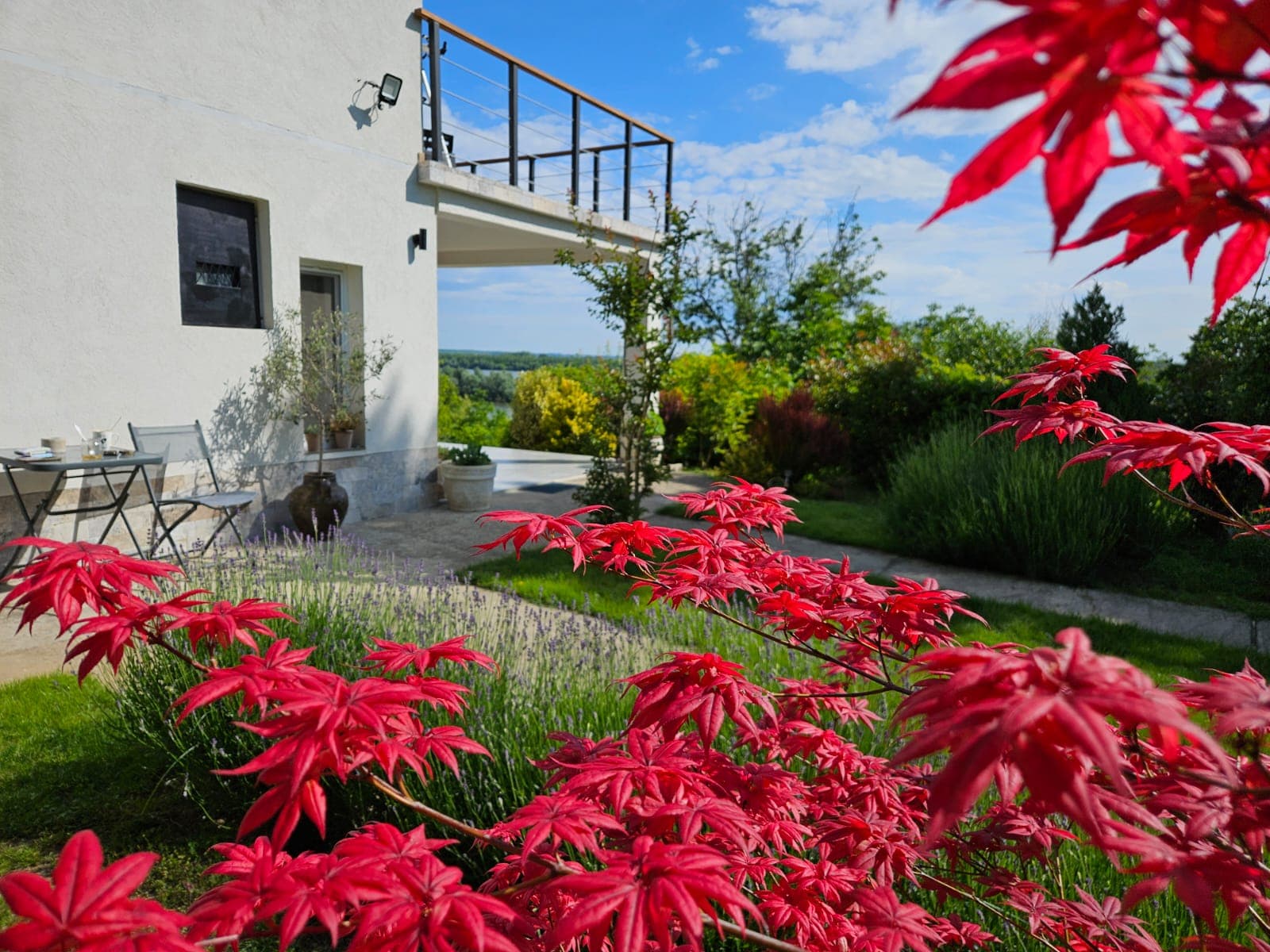 Vrtni kadar sa zelenilom i opuštenom atmosferom oko kuće