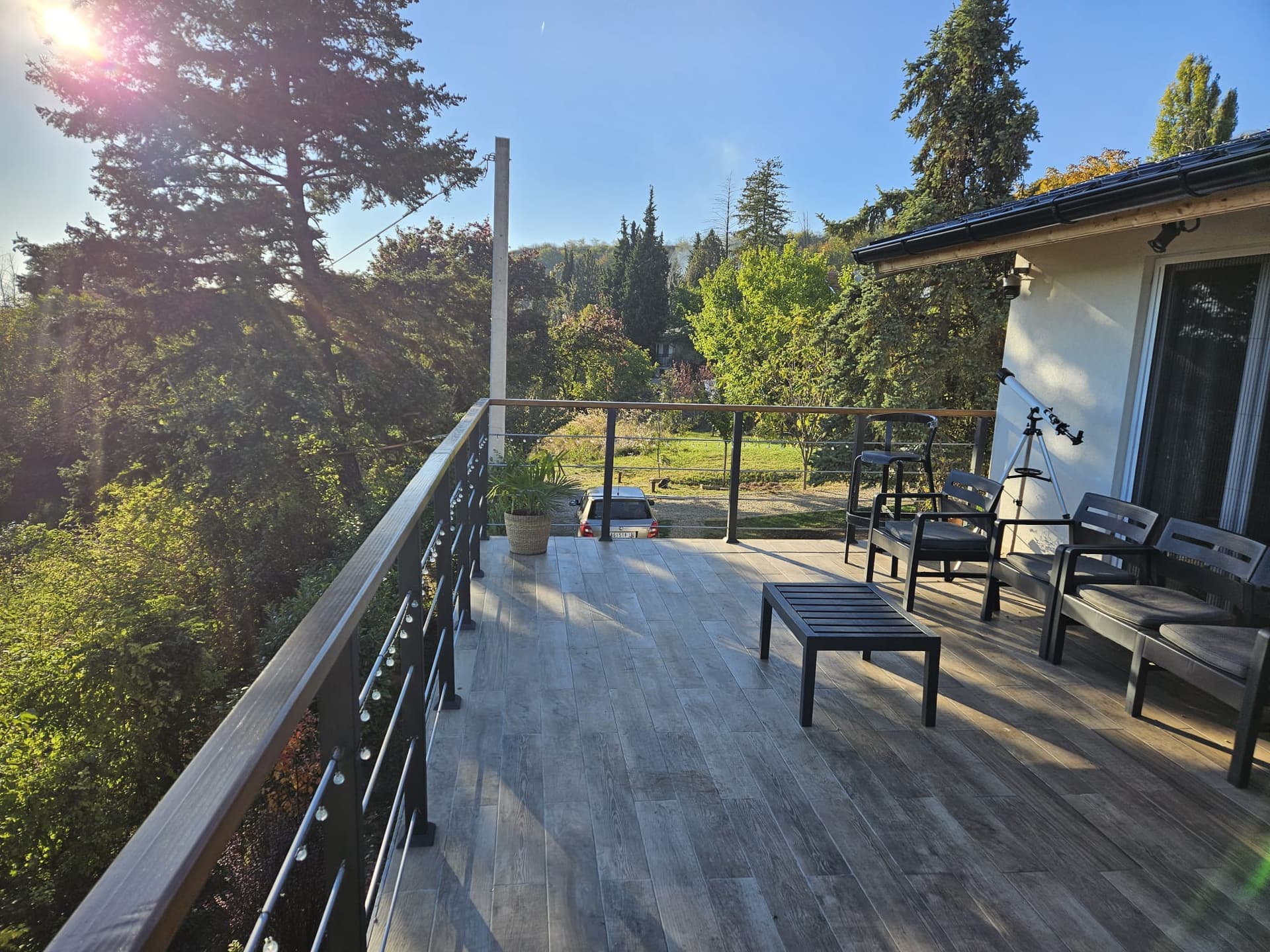 Velika terasa sa toplom svetlošću i premium lounge utiskom