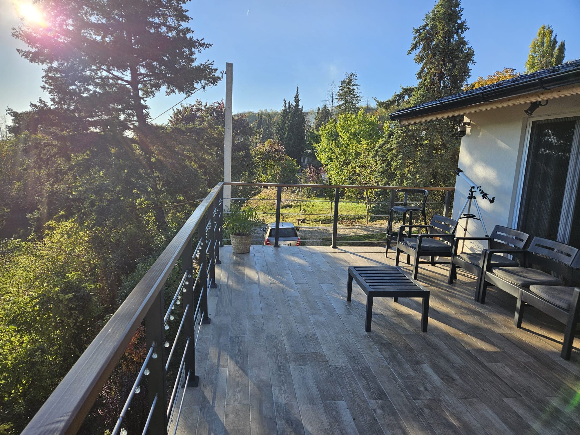 Topao kadar velike terase sa lounge atmosferom