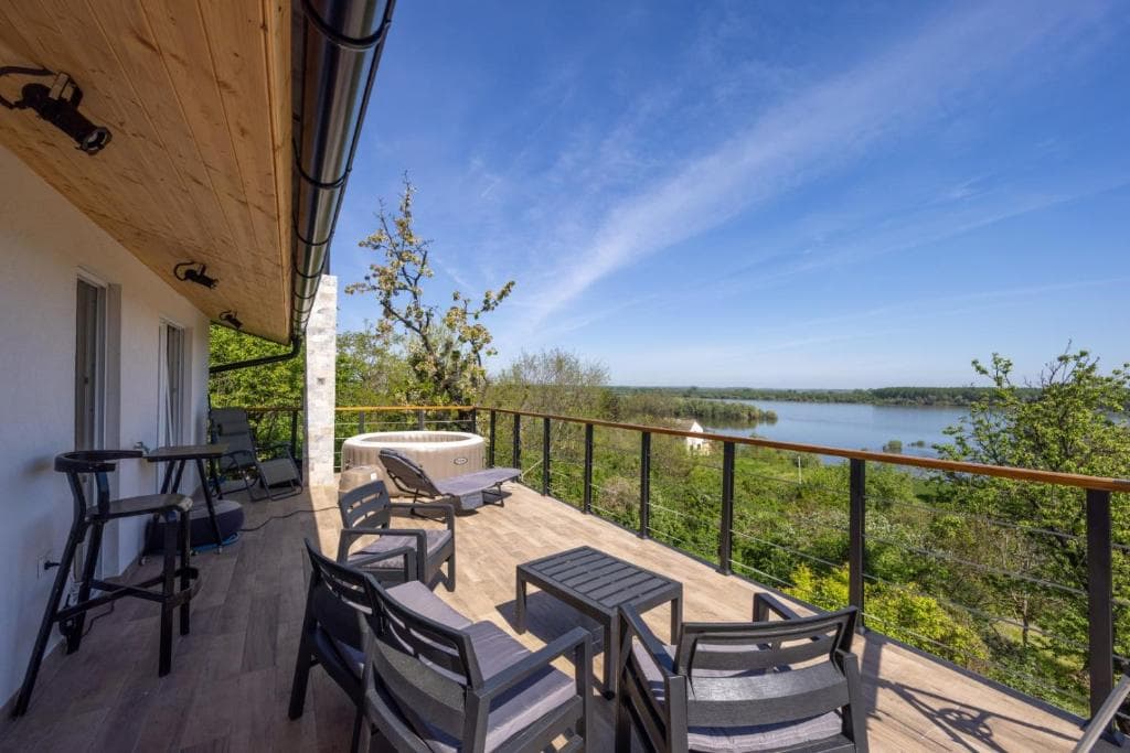 Terasa Honey Spa House kao prvi glavni kadar