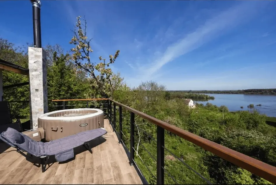 Pogled sa terase prema Dunavu i okolnoj prirodi